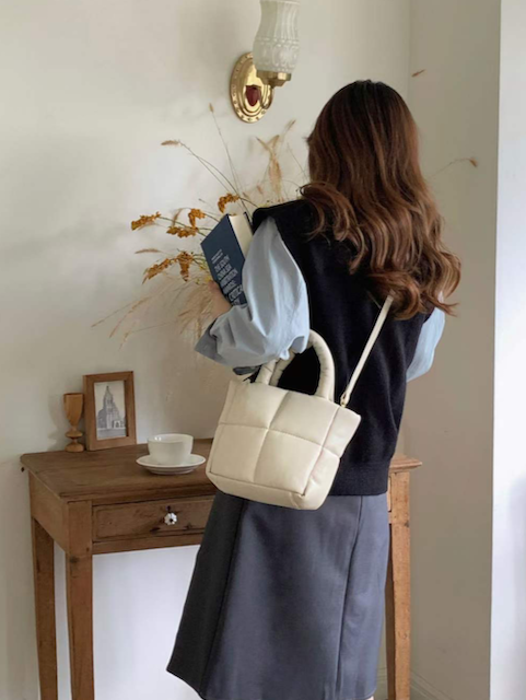 P23109 Small Puffer Crossbody Tote Bag: 01 Black