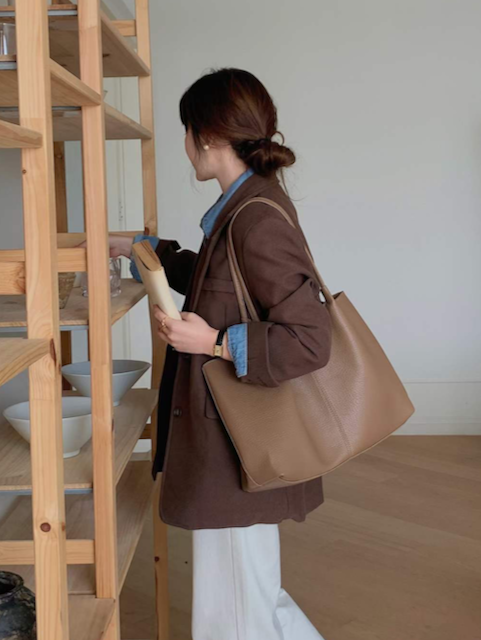 P23098 Tote Bag w/Cosmetic Pouch: 04 Brown