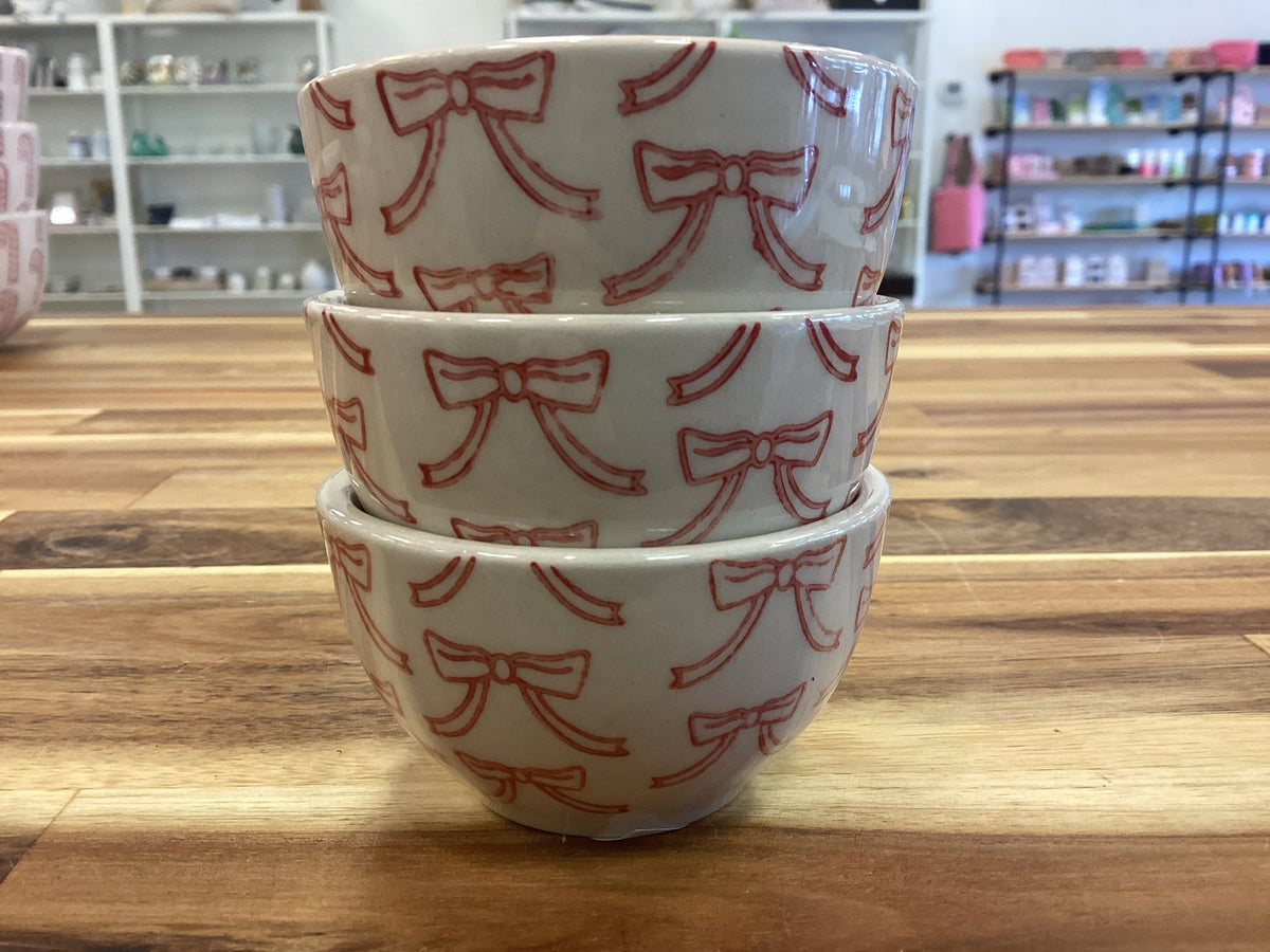 Stoneware bowl with bows