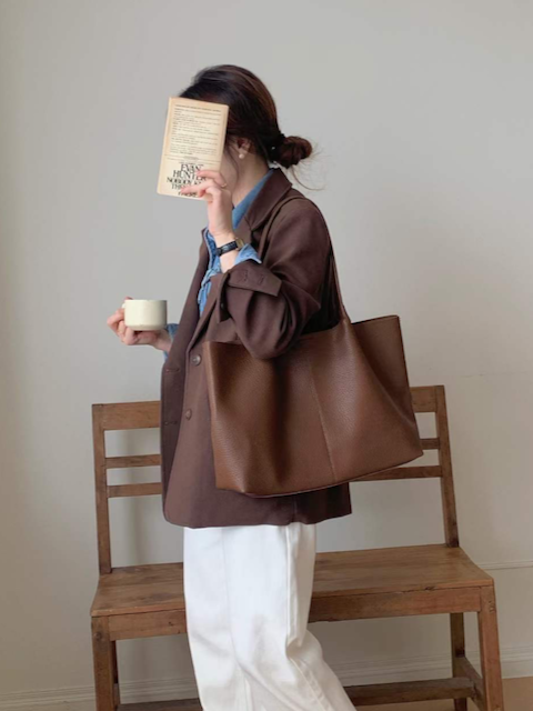 P23098 Tote Bag w/Cosmetic Pouch: 04 Brown