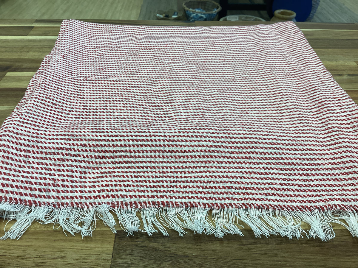Red/ white table runner w/ fringe