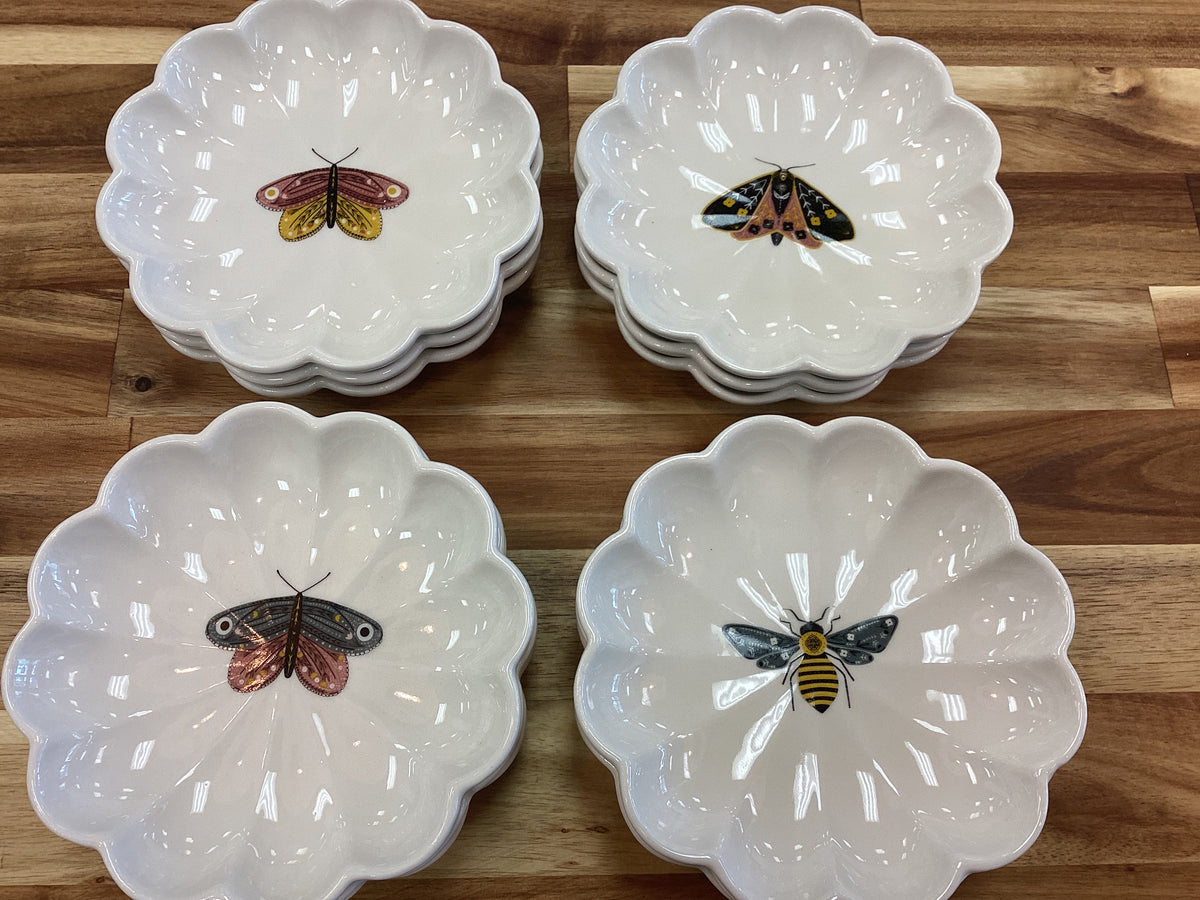 5” round scalloped dis with insect…4 styles