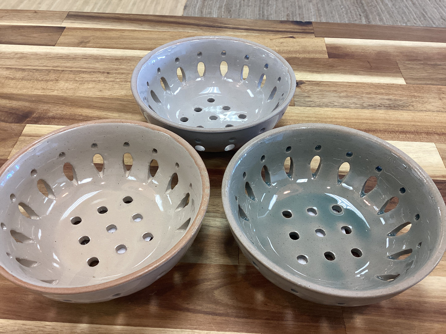 Stoneware berry bowls 3 colors