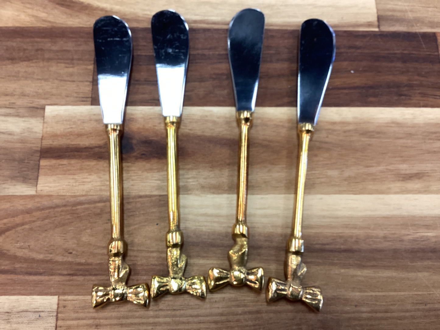 Spreaders with brass bow, set of 4