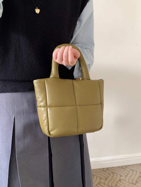 P23109 Small Puffer Crossbody Tote Bag: 01 Black