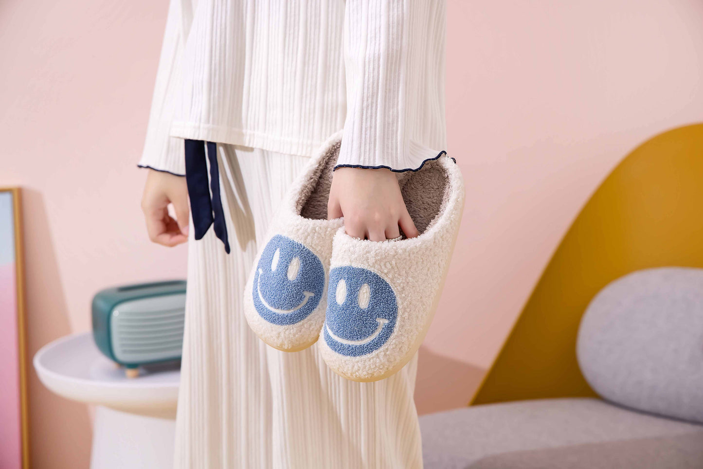 Happy Face Comfort Fluffy Fur Slider Slipper for adult: X-Large / White/Red