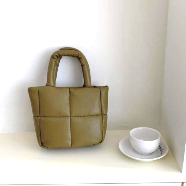 P23109 Small Puffer Crossbody Tote Bag: 01 Black