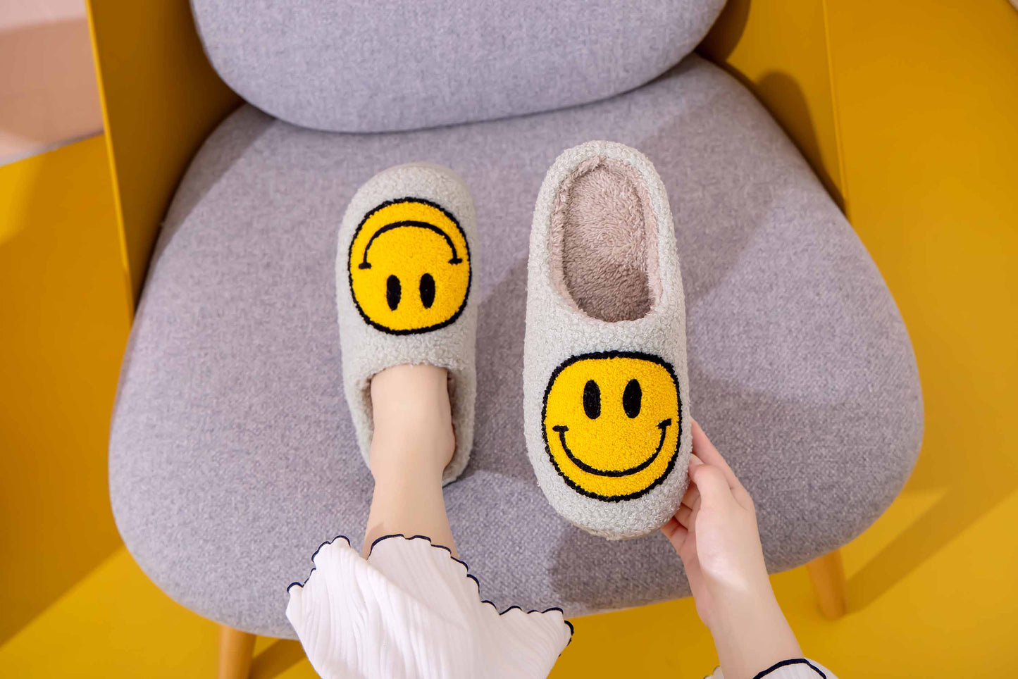 Happy Face Comfort Fluffy Fur Slider Slipper for adult: X-Large / White/Red