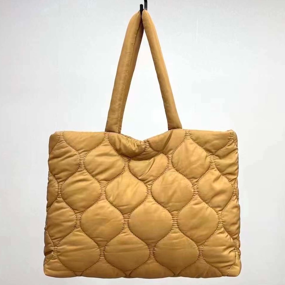 P24003 Quilted Nylon Tote Bag: 02 Black
