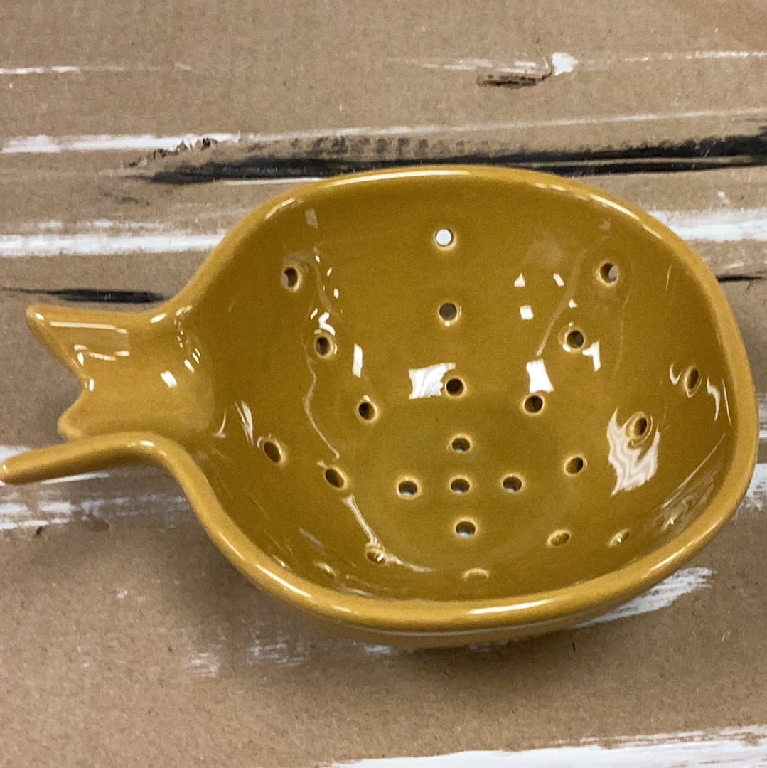 Stoneware berry bowl with handle