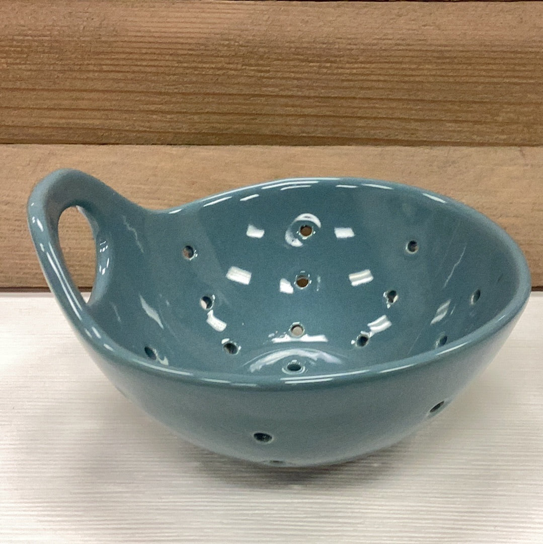 Stoneware berry bowl with handle
