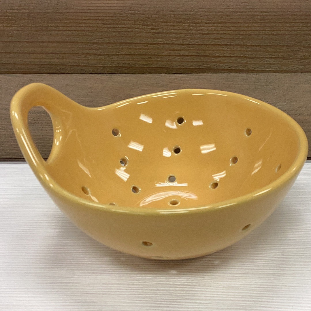 Stoneware berry bowl with handle