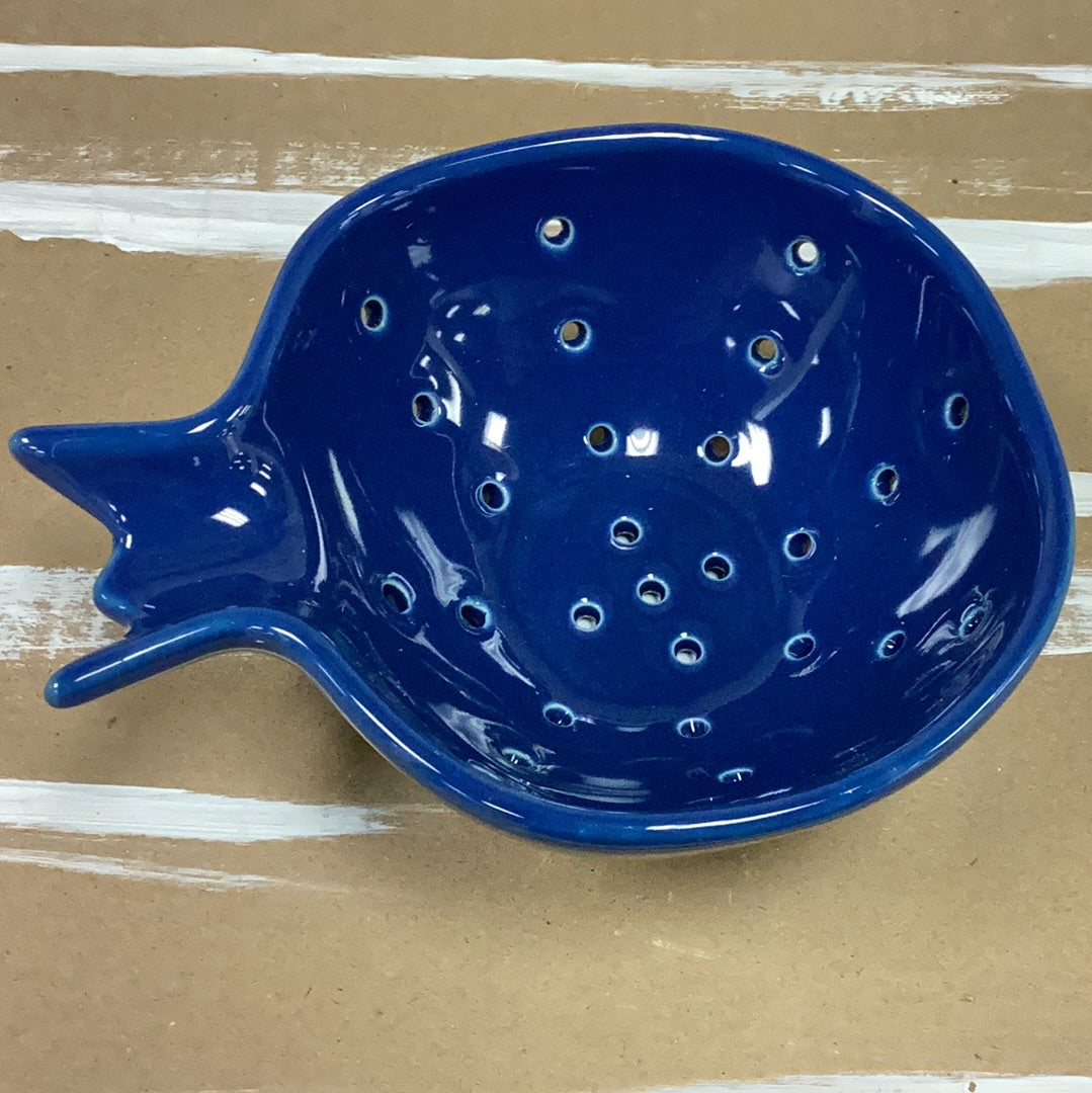 Stoneware berry bowl with handle