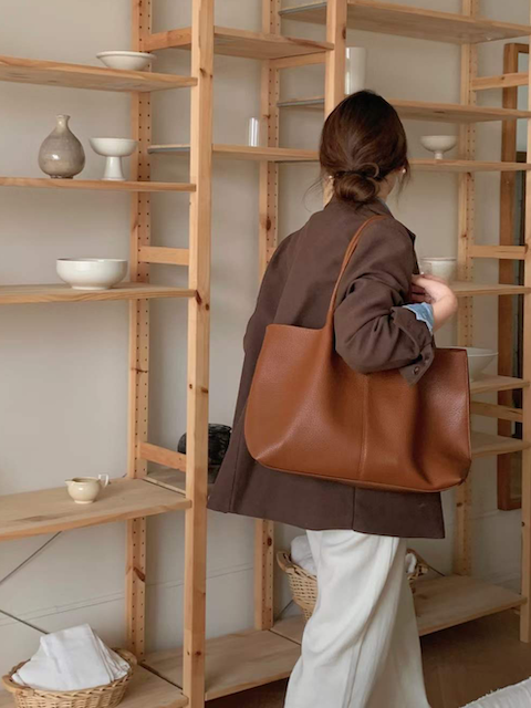P23098 Tote Bag w/Cosmetic Pouch: 04 Brown