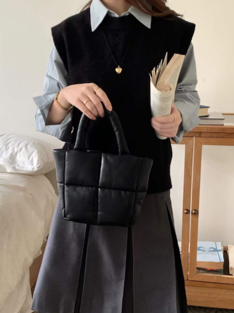 P23109 Small Puffer Crossbody Tote Bag: 01 Black