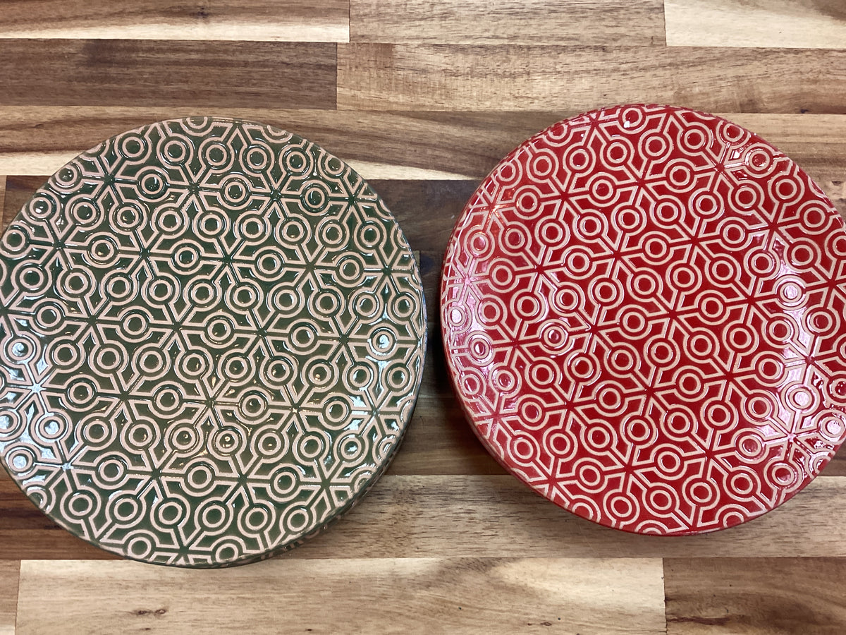 9” plate with snowflake pattern, 2 colors