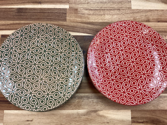 9” plate with snowflake pattern, 2 colors