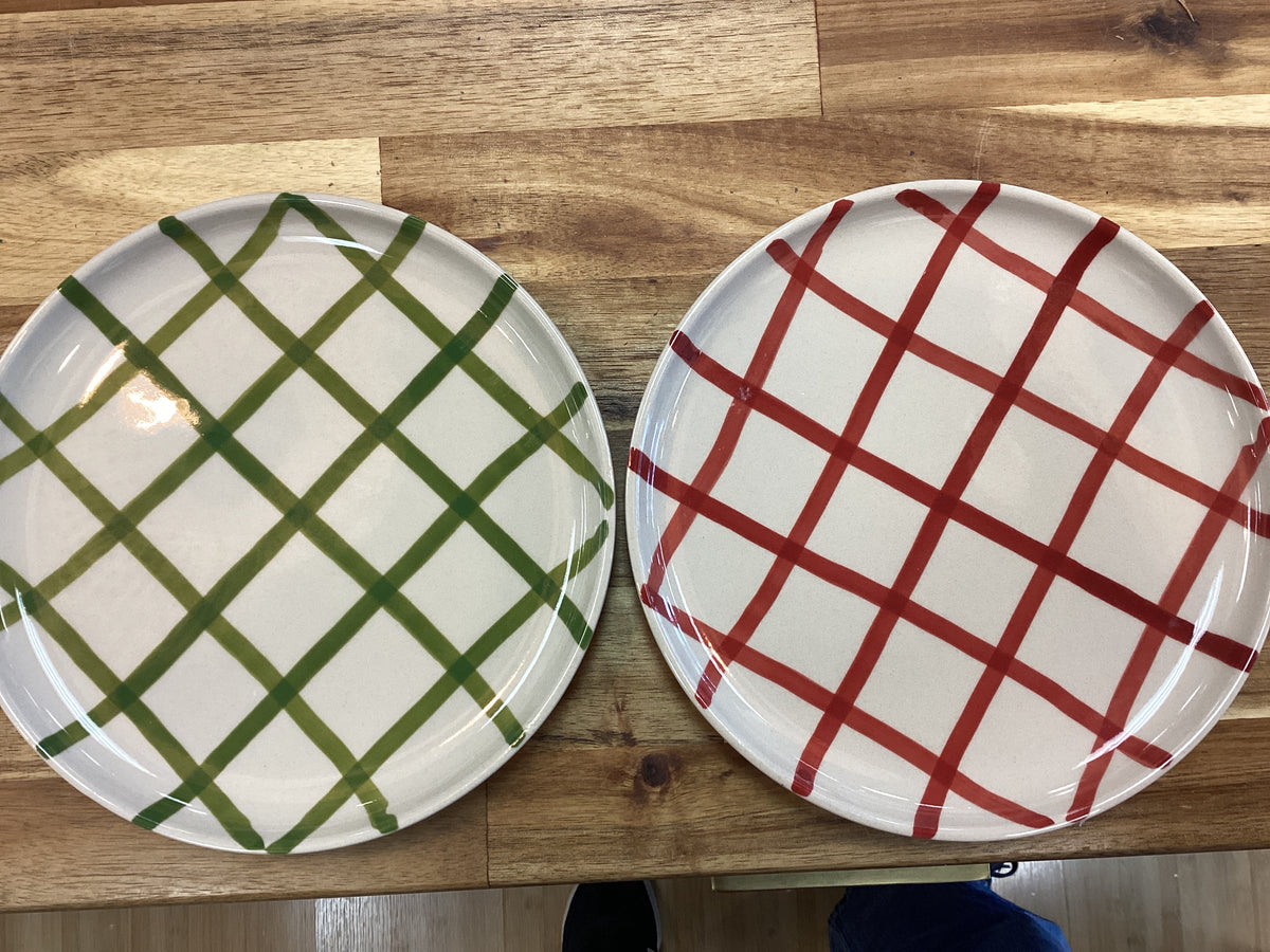 6 3/4” plate, grid pattern, 2 colors