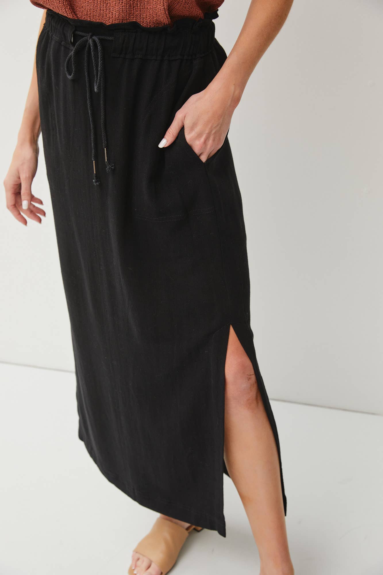ELASTIC DRAWSTRING WAIST LINEN SKIRT W. SIDE SLITS: Black / M