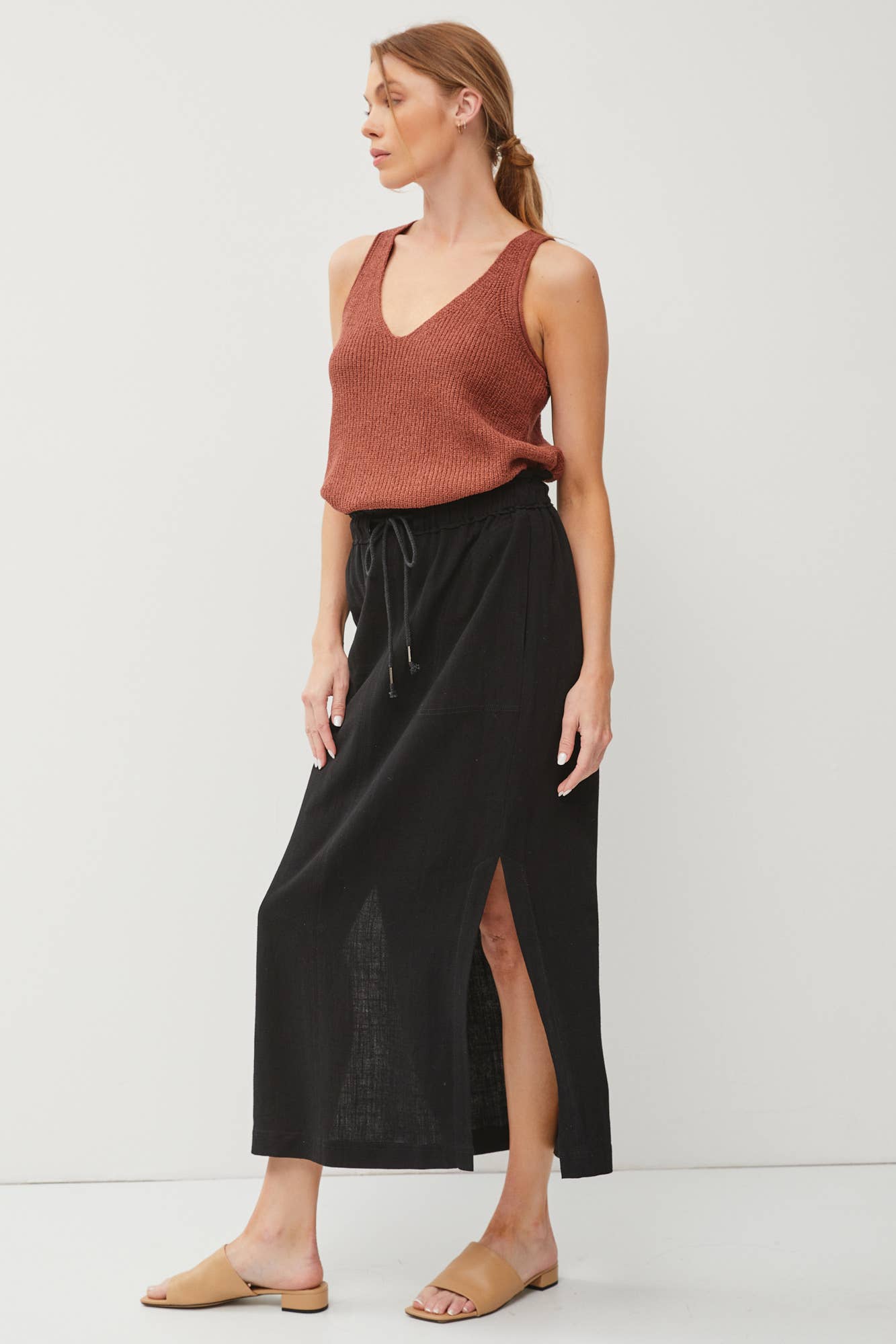 ELASTIC DRAWSTRING WAIST LINEN SKIRT W. SIDE SLITS: Black / L