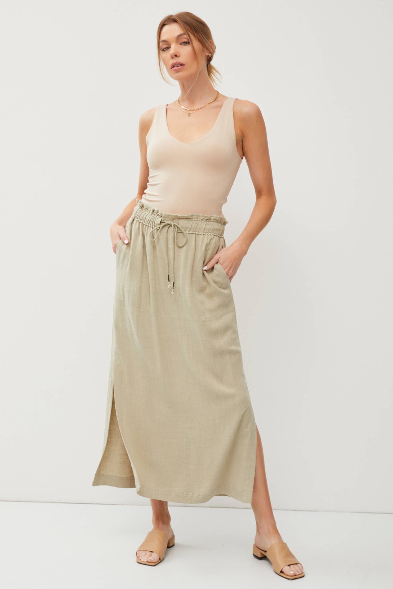 ELASTIC DRAWSTRING WAIST LINEN SKIRT W. SIDE SLITS: Black / M