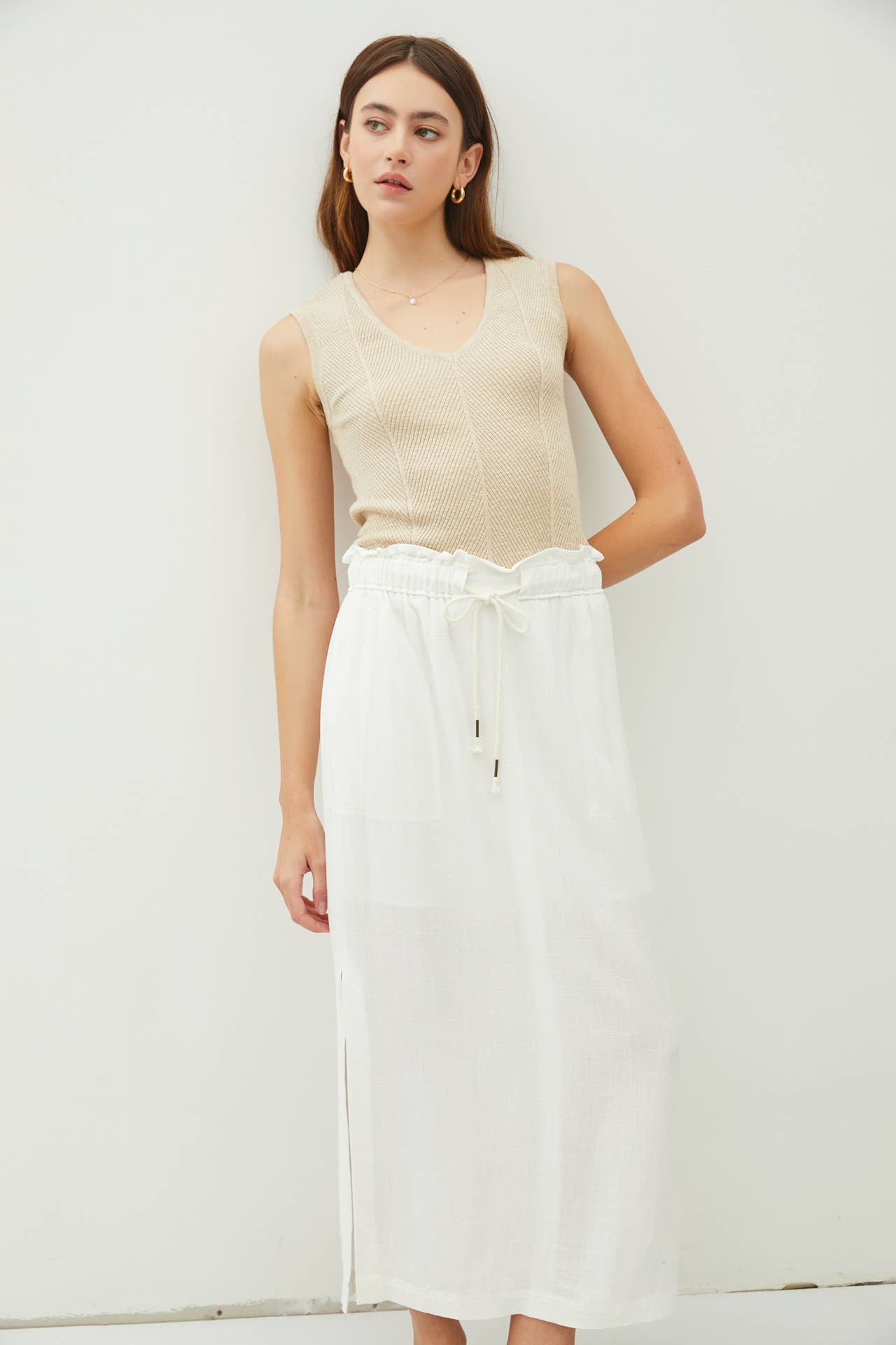 ELASTIC DRAWSTRING WAIST LINEN SKIRT W. SIDE SLITS: Black / M