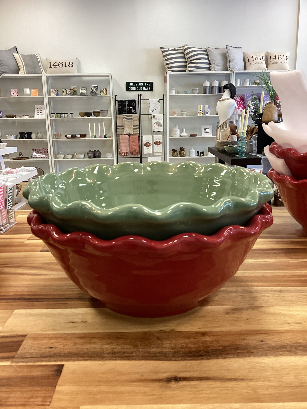 10” scalloped edge bowl, 2 colors
