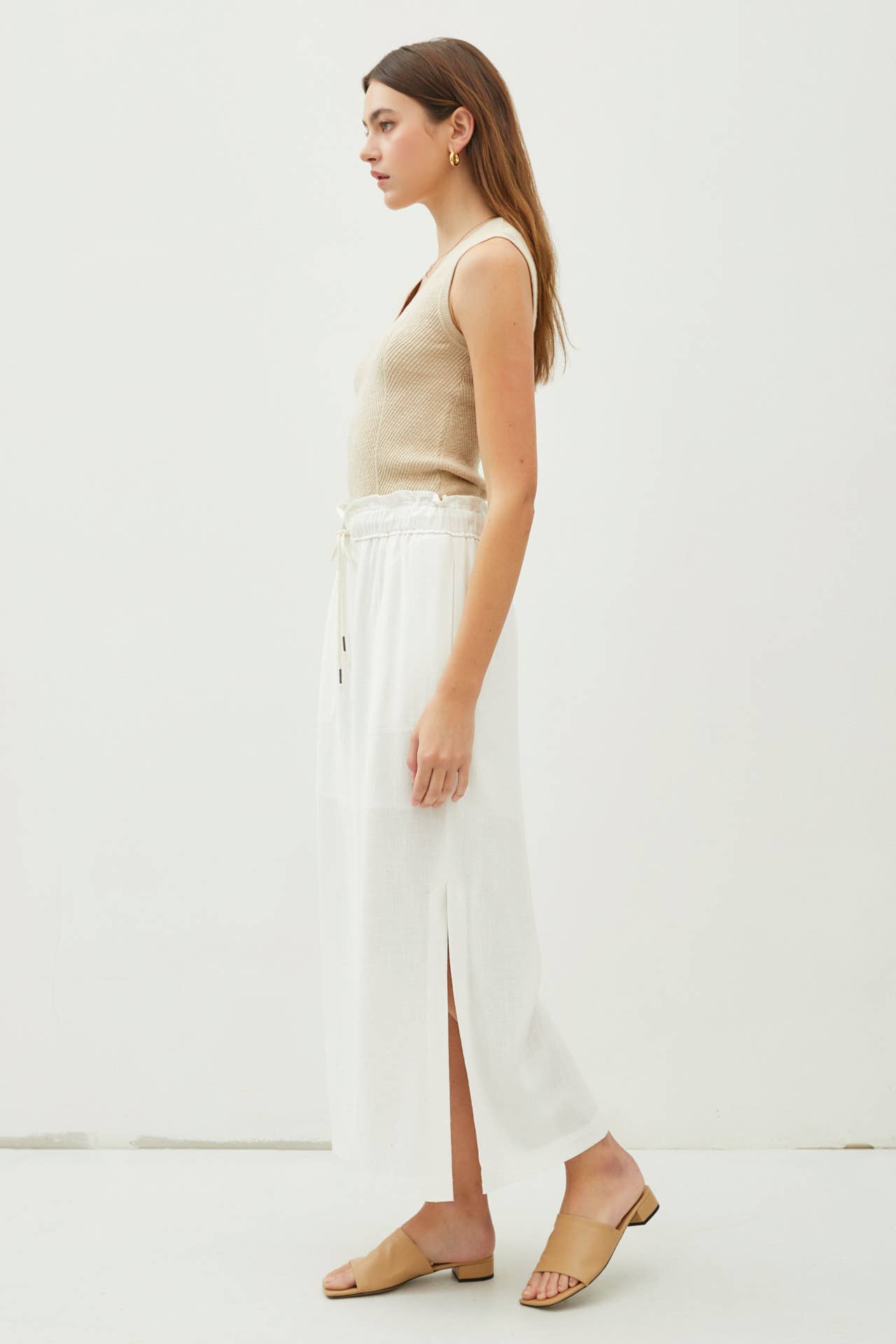 ELASTIC DRAWSTRING WAIST LINEN SKIRT W. SIDE SLITS: Black / L