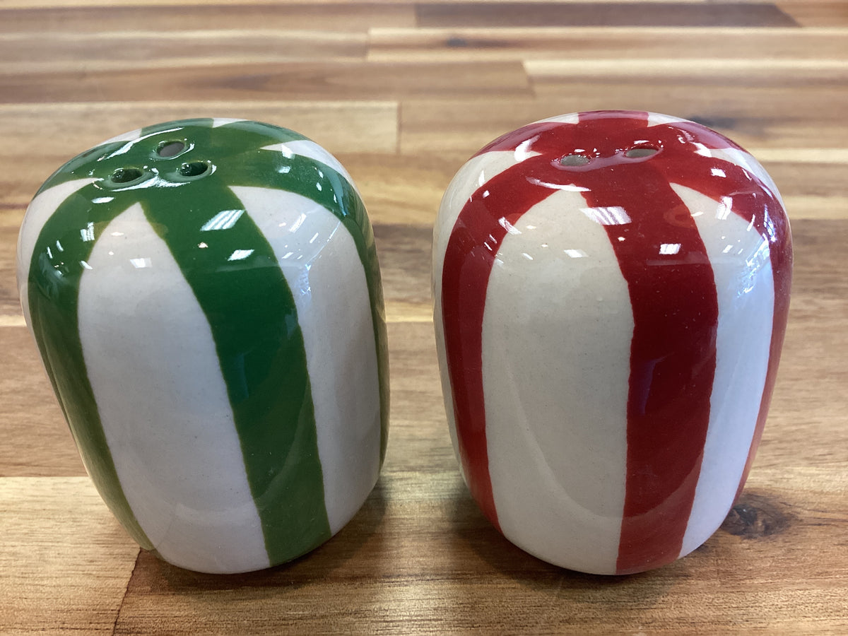 Salt and pepper shakers, red and green