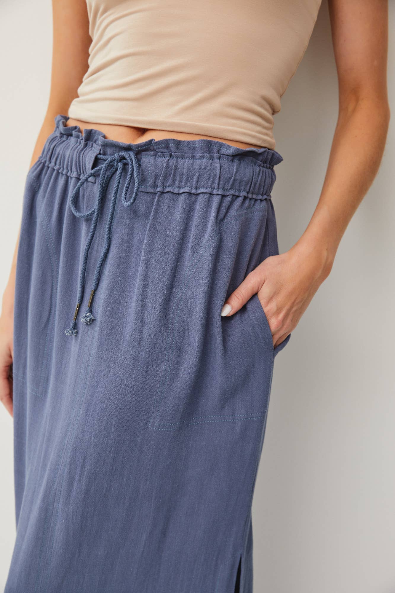ELASTIC DRAWSTRING WAIST LINEN SKIRT W. SIDE SLITS: Black / M
