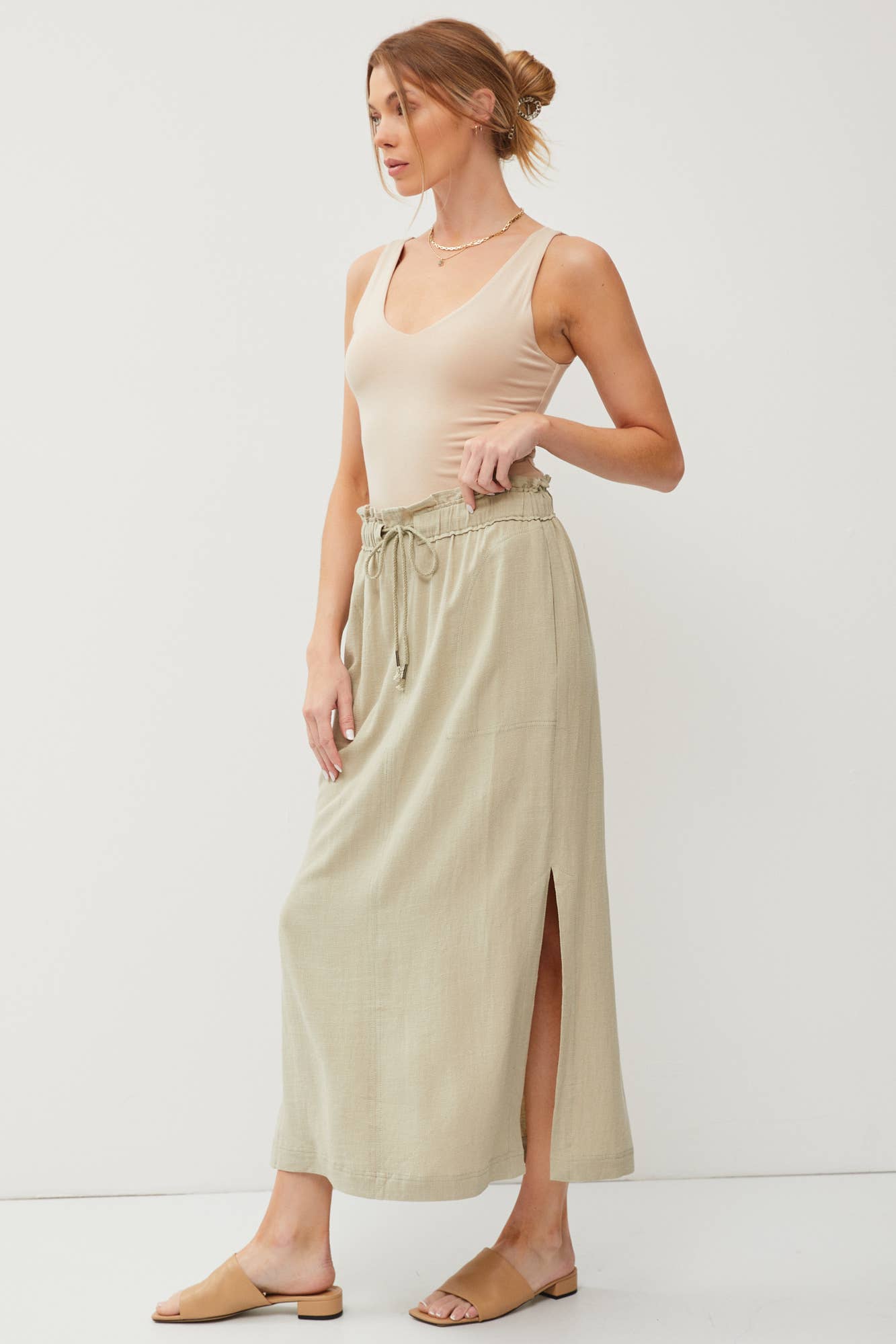 ELASTIC DRAWSTRING WAIST LINEN SKIRT W. SIDE SLITS: Black / M