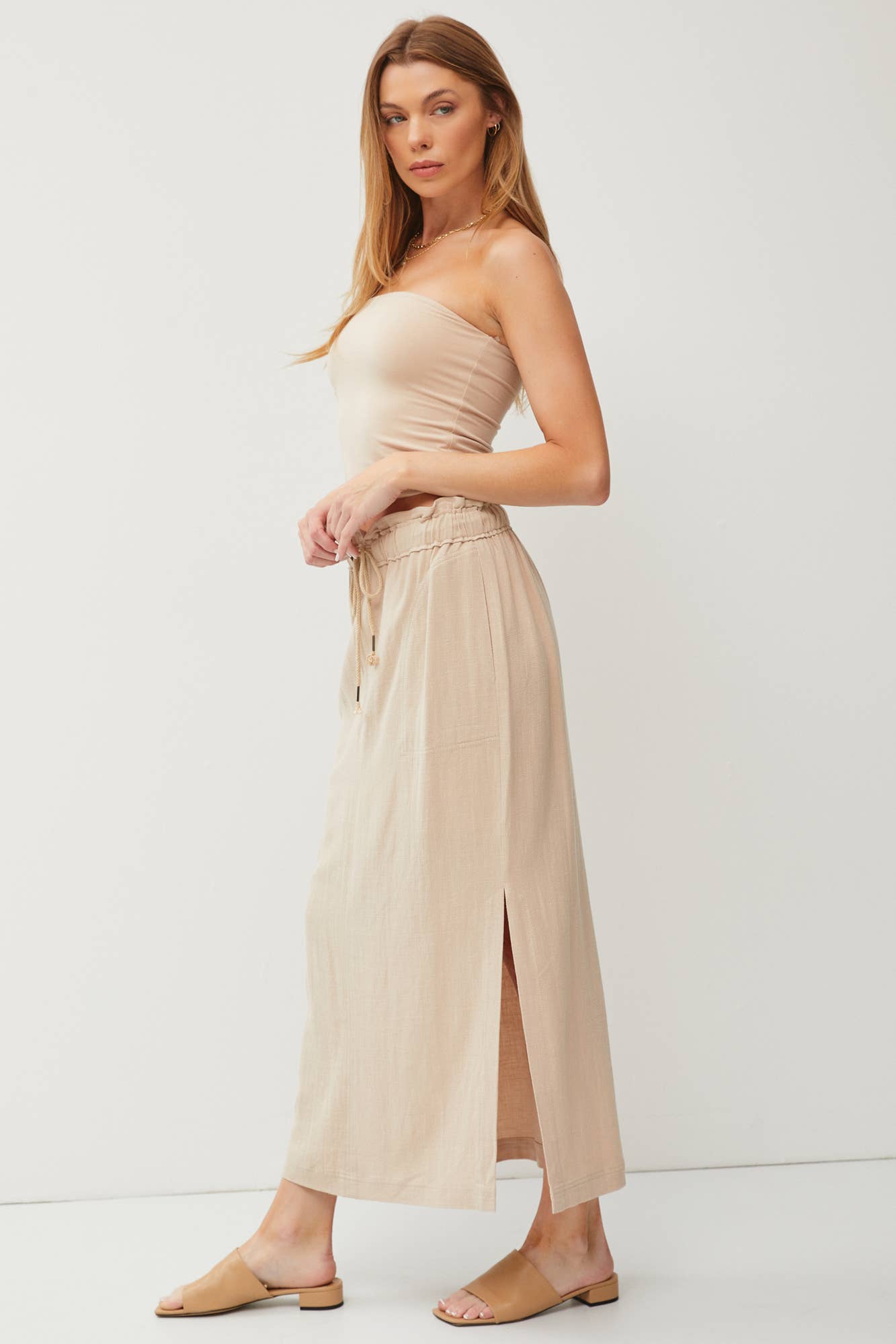 ELASTIC DRAWSTRING WAIST LINEN SKIRT W. SIDE SLITS: Black / L