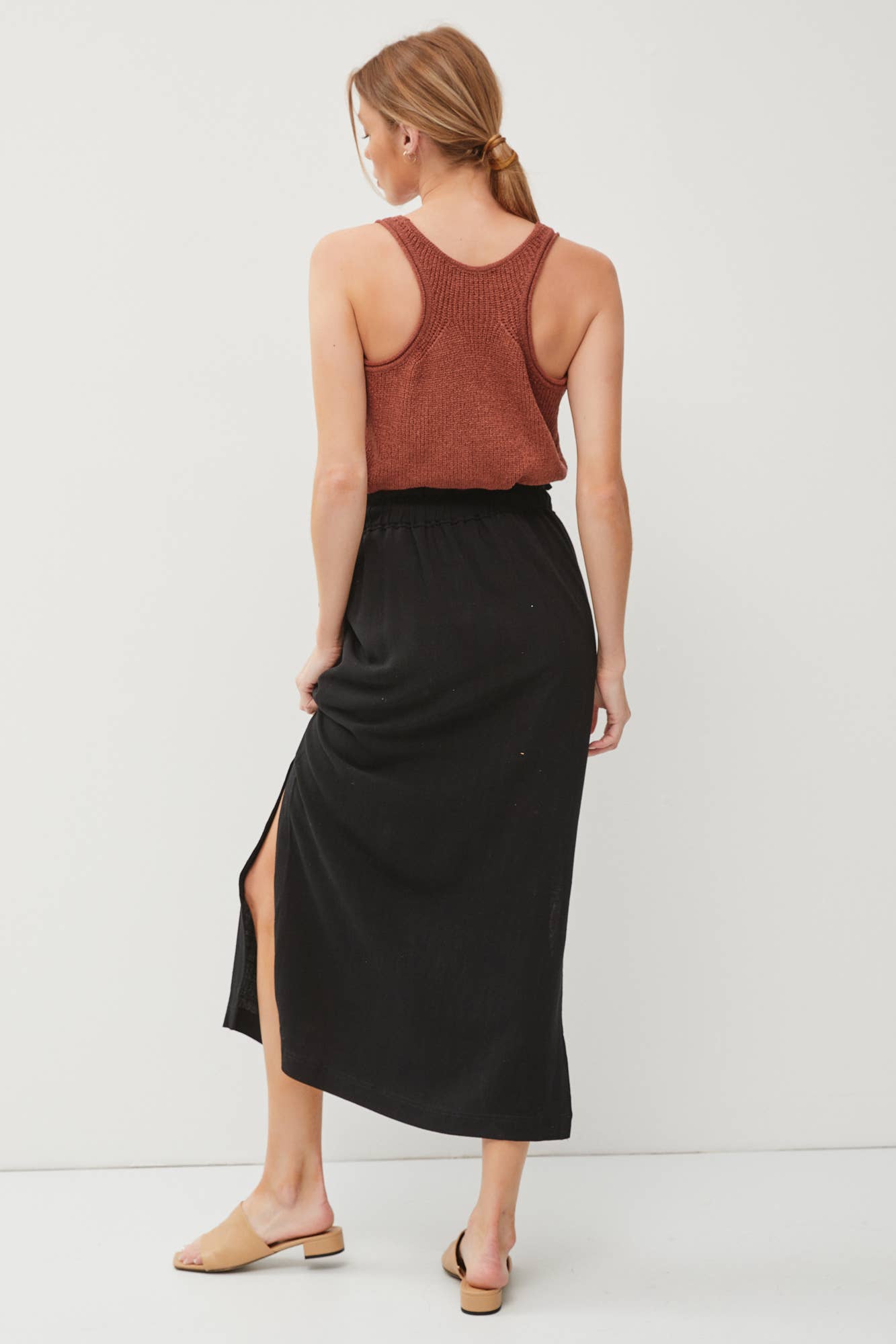ELASTIC DRAWSTRING WAIST LINEN SKIRT W. SIDE SLITS: Black / M