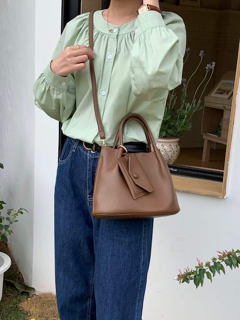 P24074 Small Crossbody Tote w/Card Holder & Cosmetic Pouch: 05 Brown