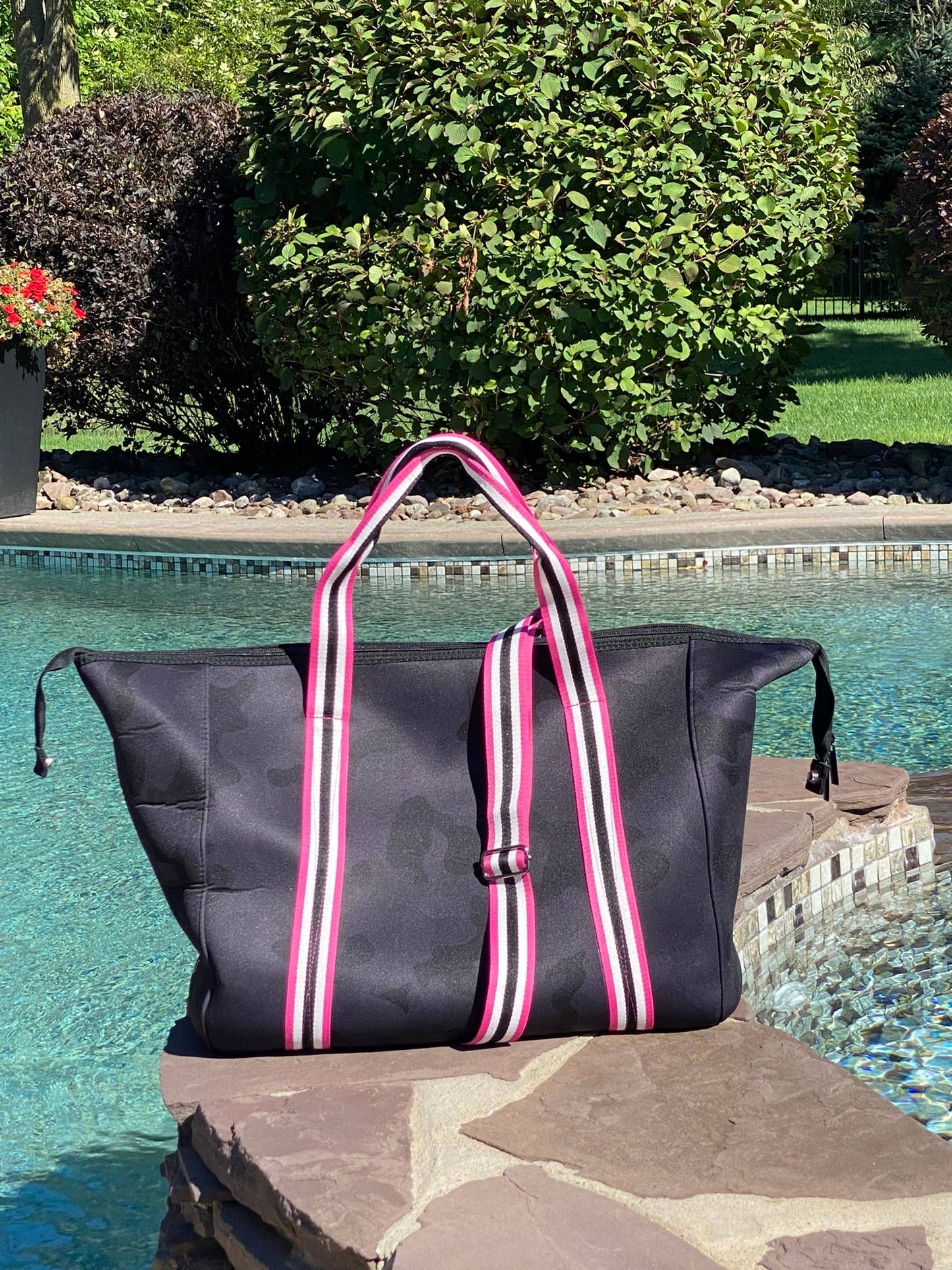 The Cassie Neoprene Weekender Hollywood  Black Camo /pink