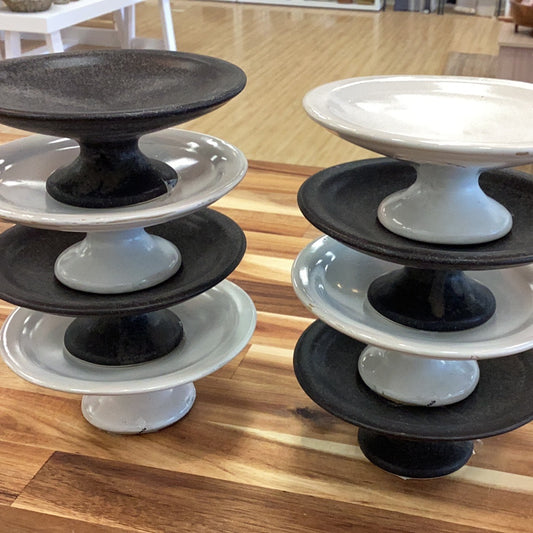 Stoneware pedestals with matte finish