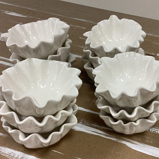 Stoneware fluted bowl white