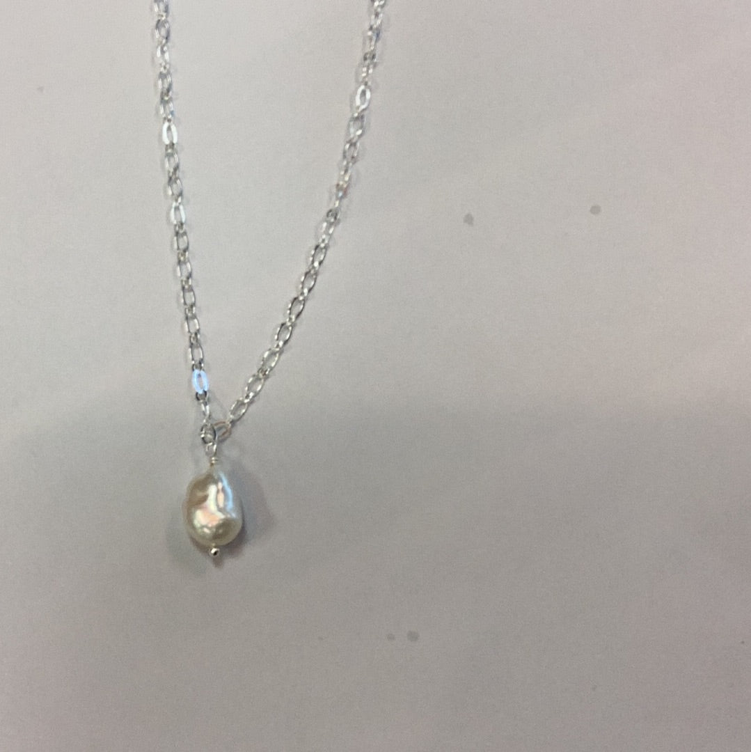 Veda necklace silver/ white pearl
