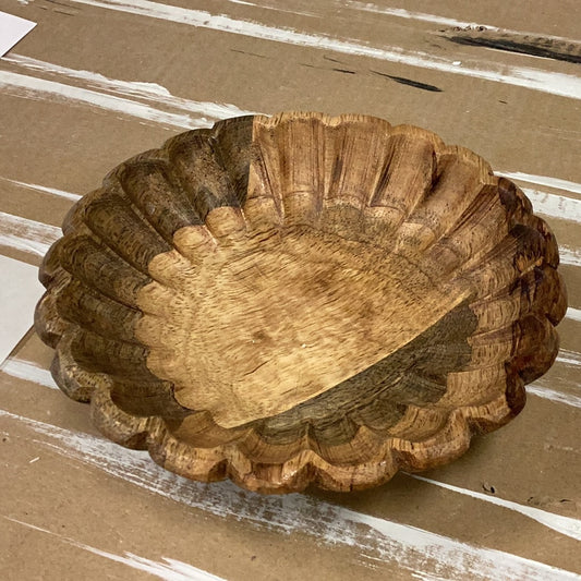 Mango wood scalloped bowl