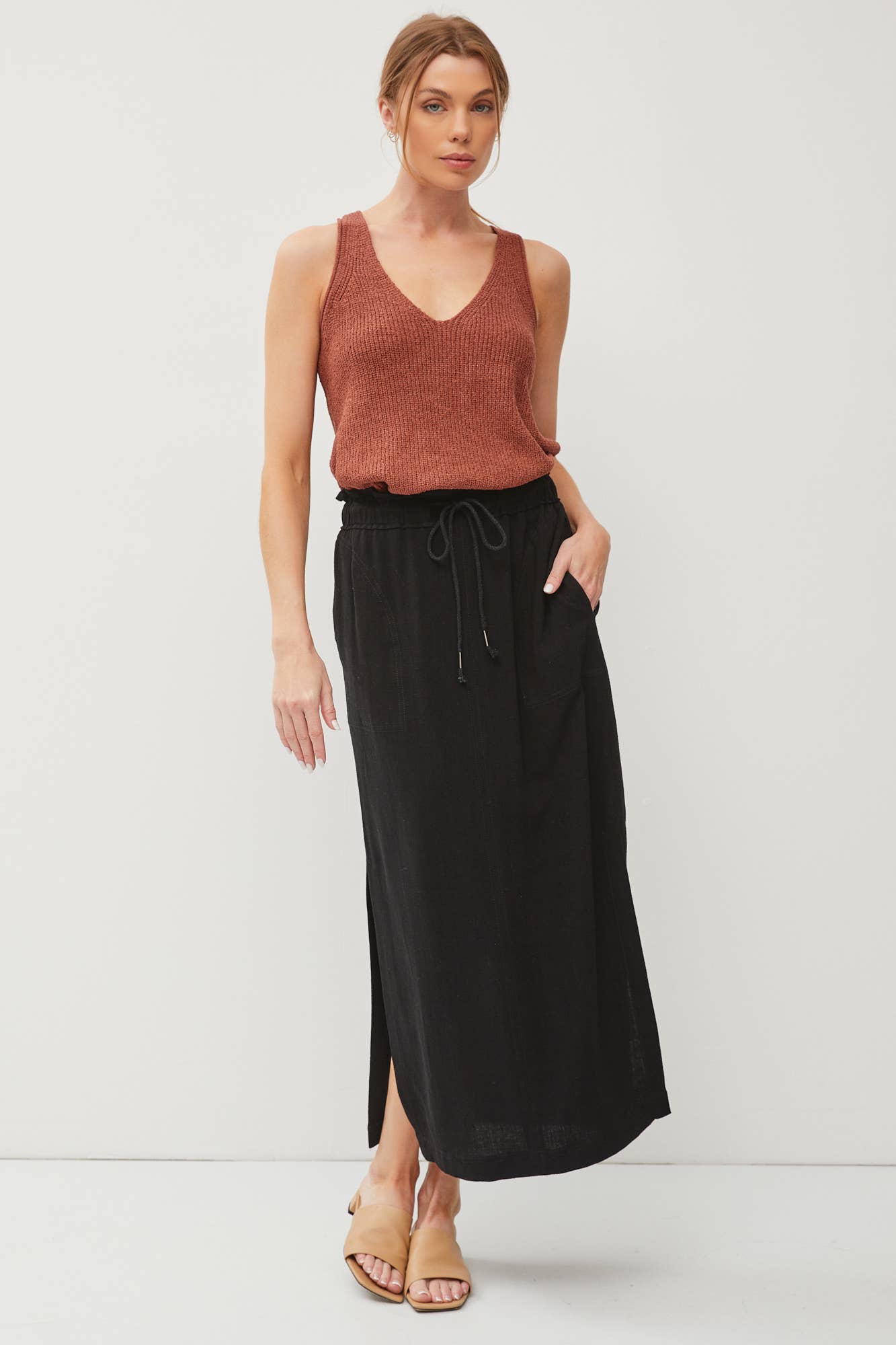 ELASTIC DRAWSTRING WAIST LINEN SKIRT W. SIDE SLITS: Black / M