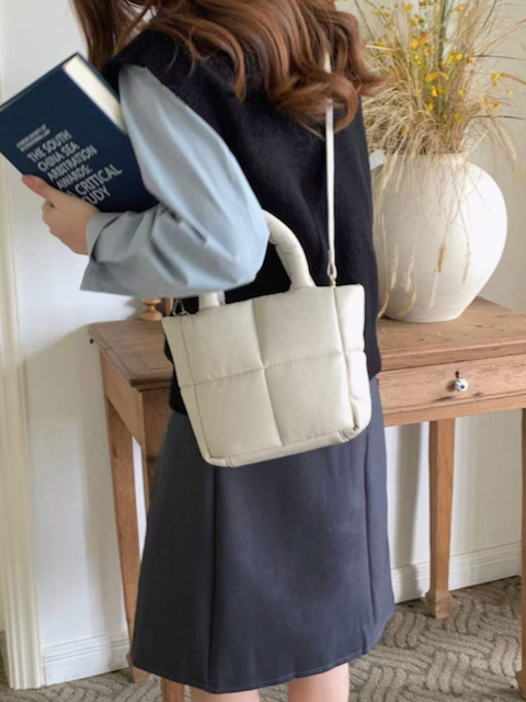 P23109 Small Puffer Crossbody Tote Bag: 02 White